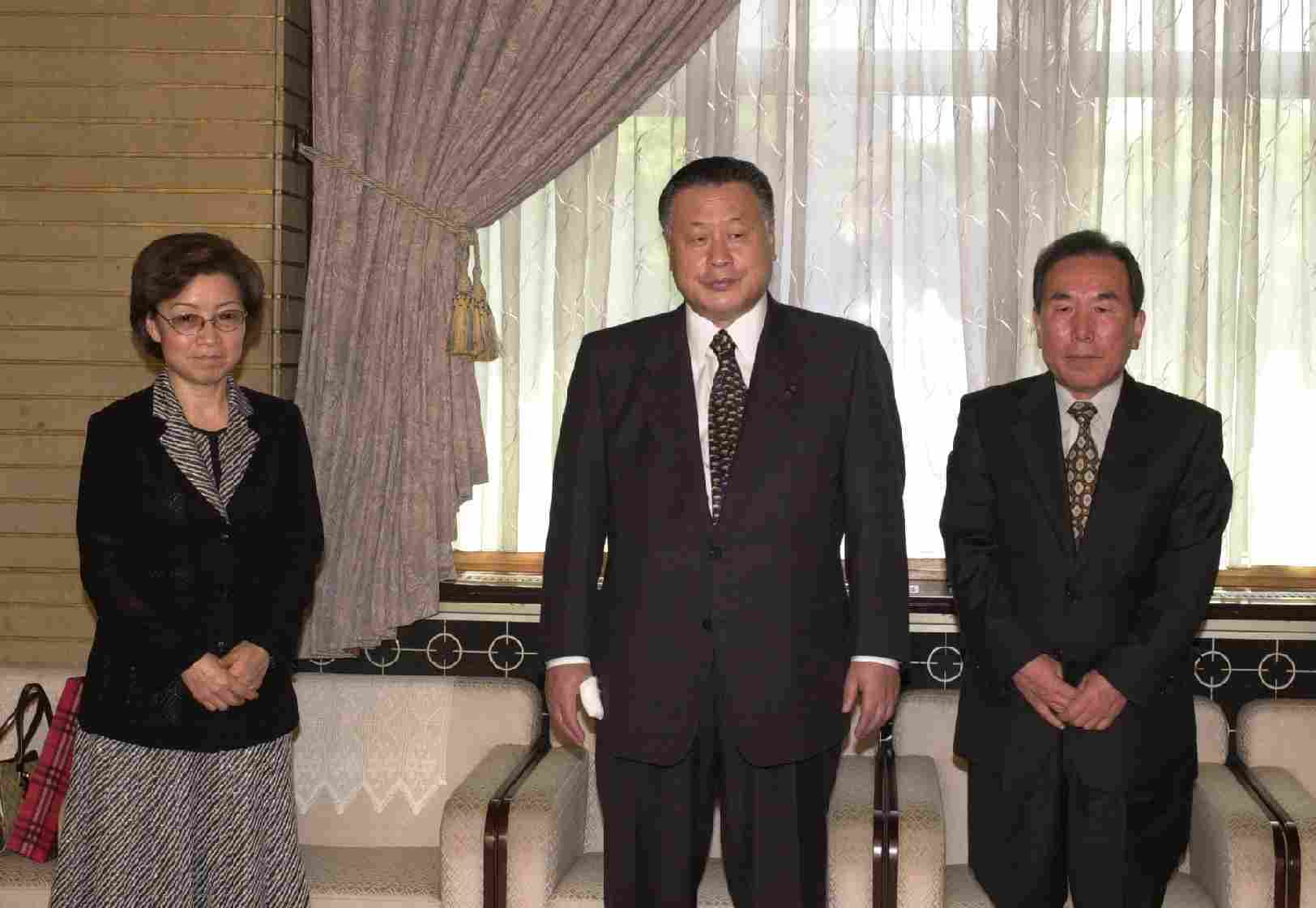Parents of Lee Su Hyon Pay a Courtesy Call <BR>on the Prime Minister