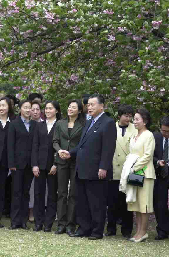Prime Minister Yoshiro Mori and Mrs. Mori view the cherry blossoms with members of the rhythmic gymnastics team from the Sydney Summer Olympic Games 2000