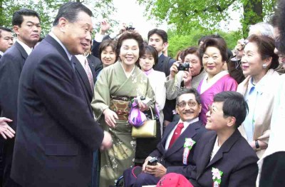 The Prime Minister chats with guests at the cherry blossom viewing party