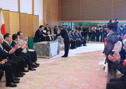 安全功労者表彰式で表彰状を授与する仙谷官房長官の写真１