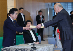 安全功労者表彰式で表彰状を授与する仙谷官房長官の写真２