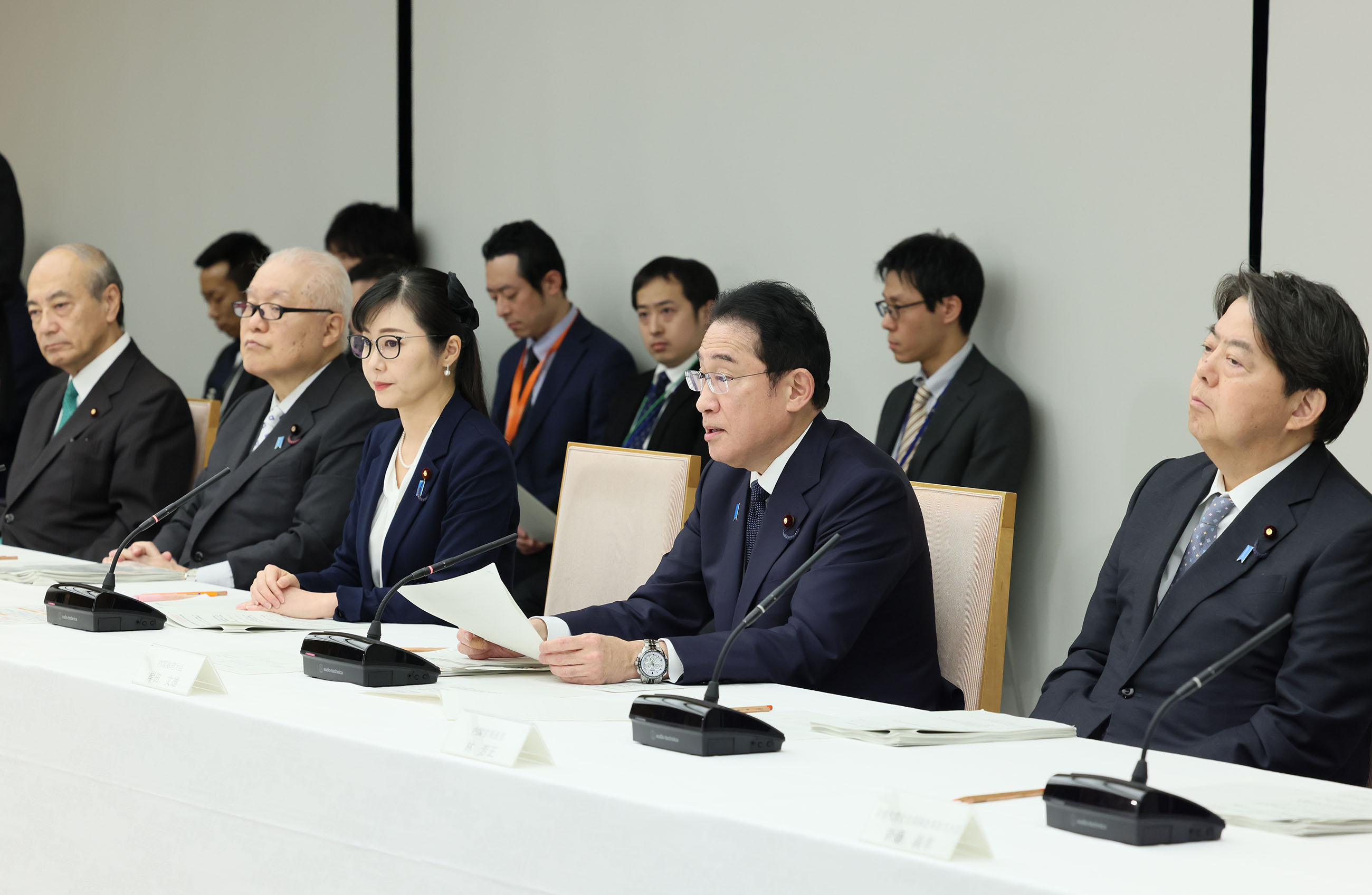 总结会议讨论的岸田首相