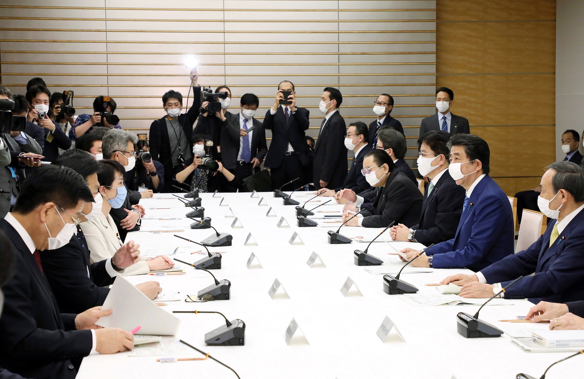 発言する安倍総理2