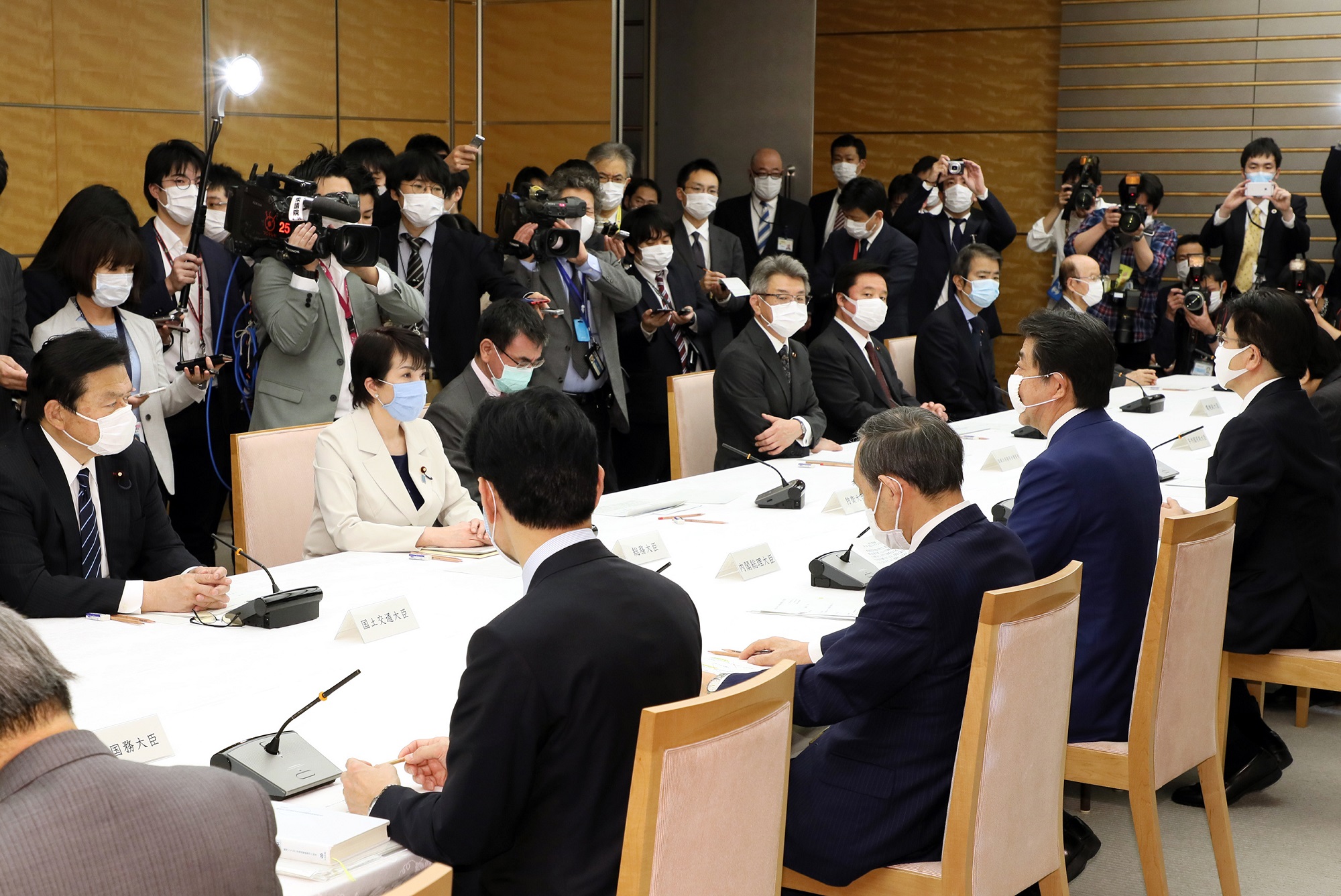 発言する安倍総理3