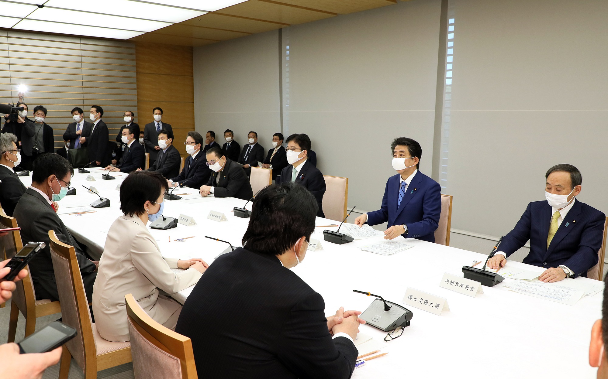 発言する安倍総理4