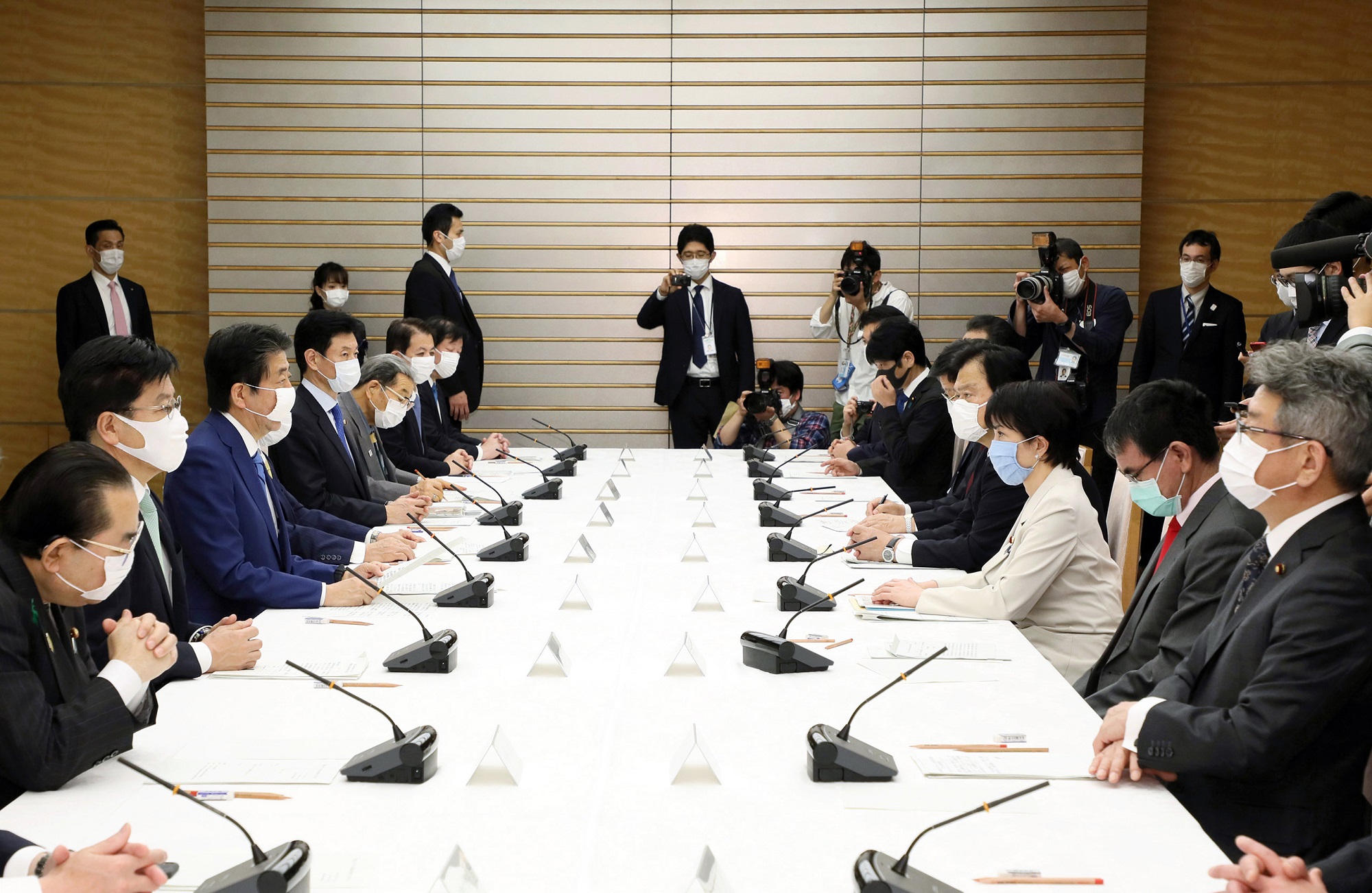 発言する安倍総理5